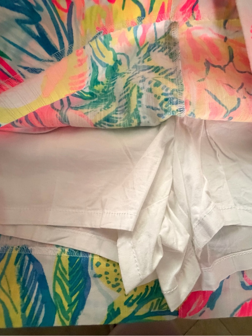 Lilly Pulitzer skort with Neon Pink Trim - Picture 3 of 4